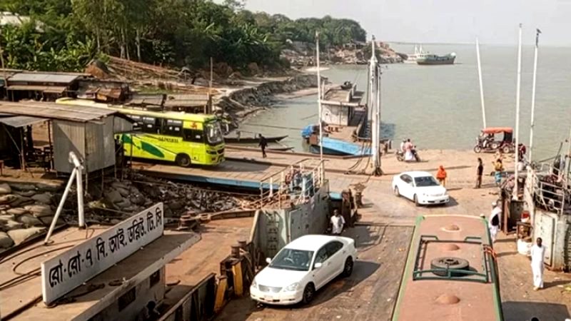 আবারও দৌলতদিয়া ঘাটে পদ্মায় পড়ে গেল বাস