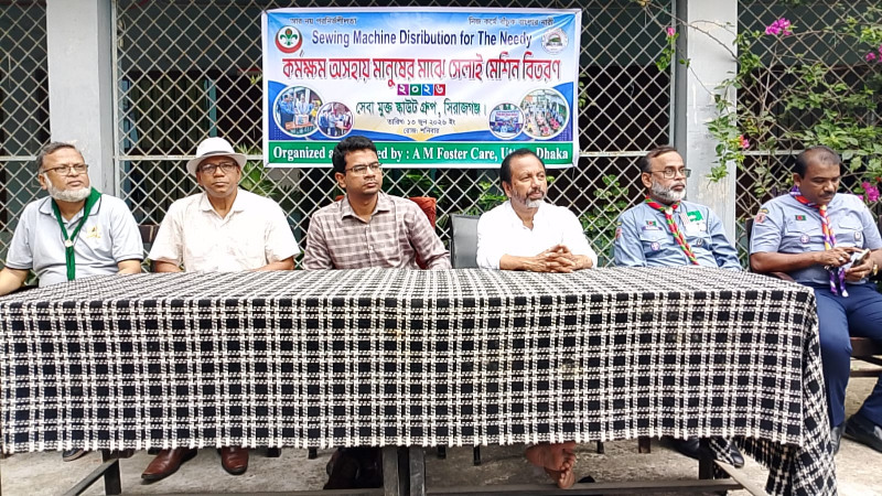 সিরাজগঞ্জে সেবা মুক্ত স্কাউট গ্রুপের সেলাই মেশিন বিতরণ