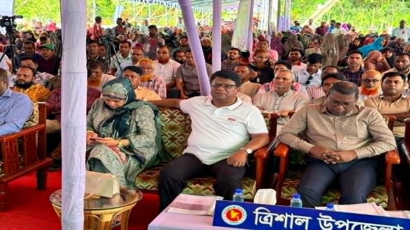 ত্রিশালে ৬৫৯ পরিবার পেল ‘ফ্যামিলি কার্ড’, বিতরণ