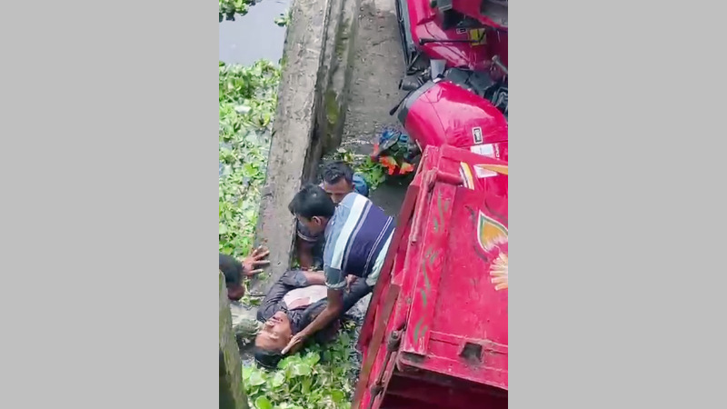 ভোলার লালমোহনে ব্রীজ ভেঙে ট্রাক খালে, চালক নিহত