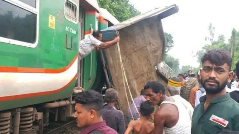 চট্টগ্রামে ট্রেন-ট্রাকের সংঘর্ষ, ঢাকার সঙ্গে রেল যোগাযোগ বন্ধ