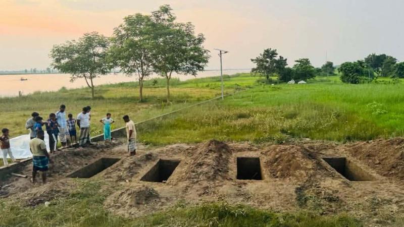 হোমনায় পাশাপাশি ৪ কবরে দাফন, বাকরুদ্ধ একমাত্র জীবিত সন্তান সিফাত