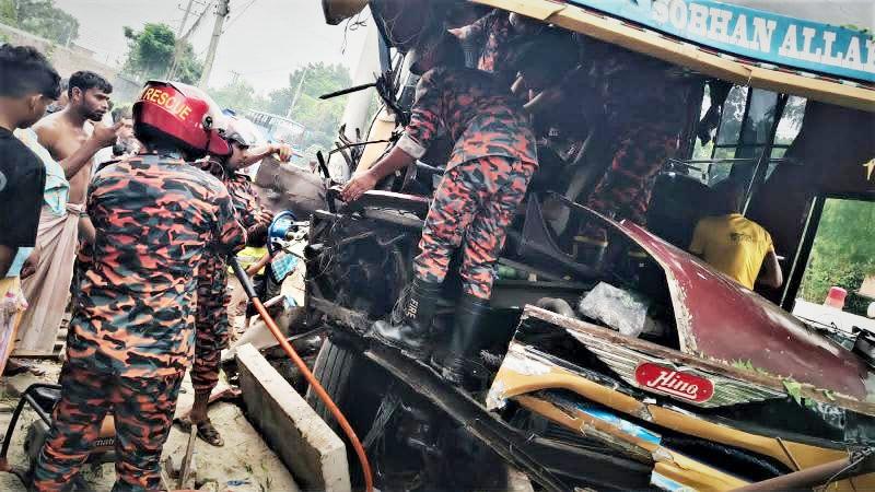 গোদাগাড়ীতে বাস-ভুটভুটি সংঘর্ষে চালক নিহত, বাসের চালক গুরুতর আহত