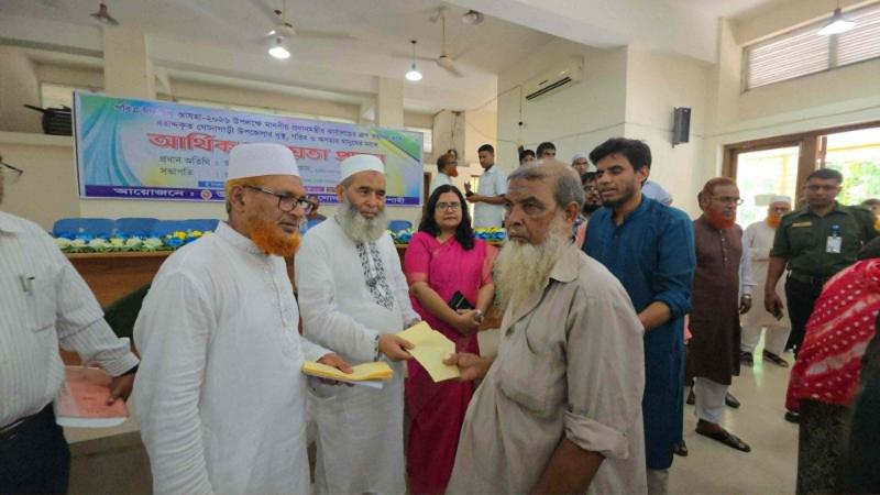 গোদাগাড়ীতে এমপি মুজিবুর রহমানের উদ্যোগে ৪০০ অসহায় মানুষের মাঝে নগদ অর্থ বিতরণ