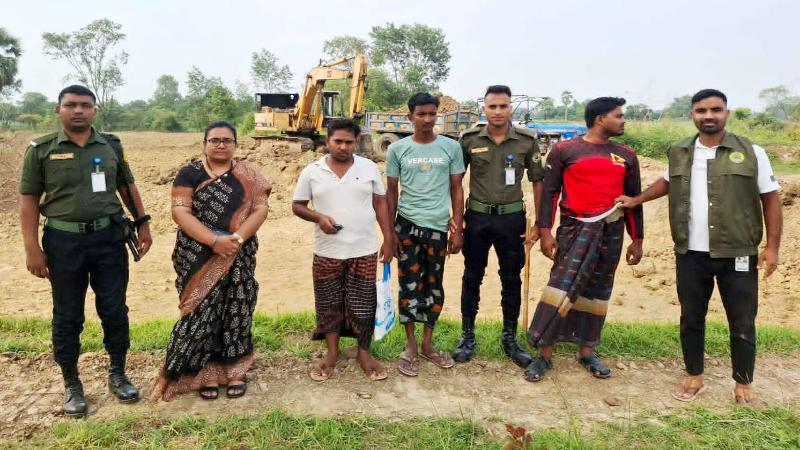 গোদাগাড়ীতে অবৈধ মাটি কাটার দায়ে যুবককে ৫০ হাজার টাকা জরিমানা করেছে ভ্রাম্যমাণ আদালত