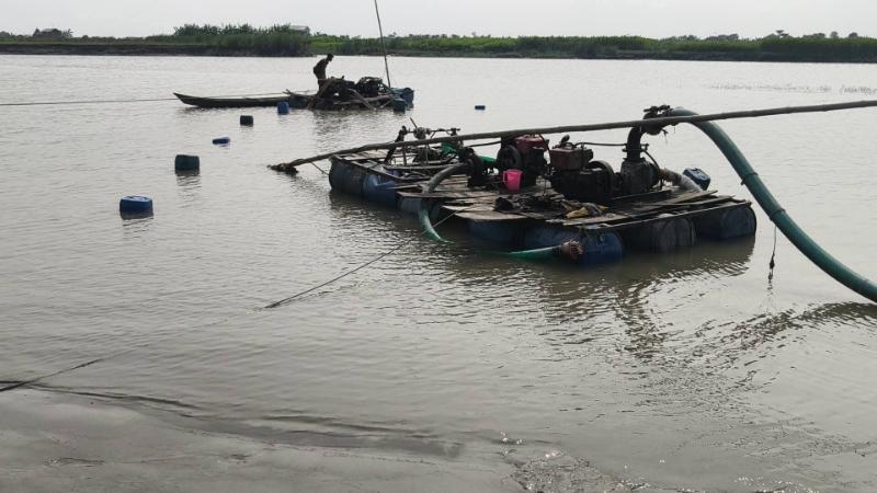 চাঁদপুরের মেঘনায় বালু উত্তোলনের সময় ড্রেজার জব্দ ৩ জনের কারাদণ্ড