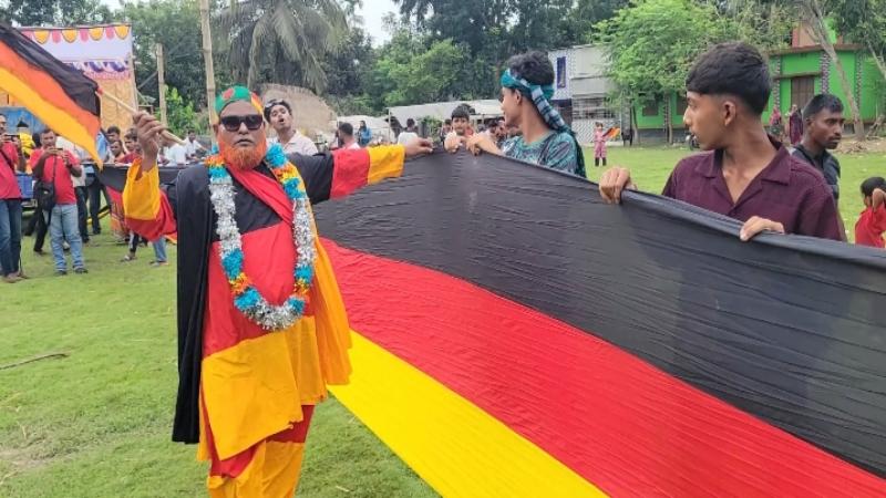 মাগুরায় বিশ্বকাপ উন্মাদনা সাড়ে সাত কিলোমিটার জার্মানির পতাকা প্রদর্শন