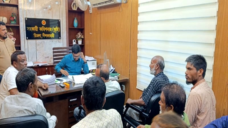 ডিমলায় ভূমি সহকারী কর্মকর্তার বিরুদ্ধে গণঅভিযোগের