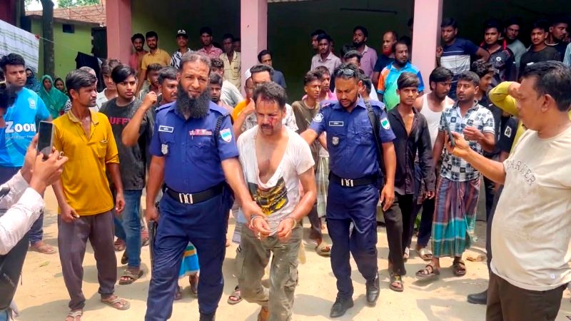 কুষ্টিয়ায় রিভলভার ও ৬ রাউন্ড গুলিসহ যুবক আটক, গণপিটুনির পর পুলিশের হাতে সোপর্দ