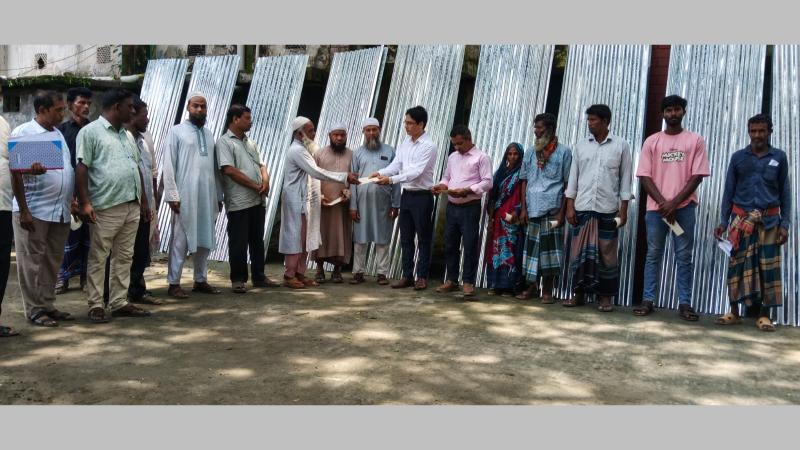 কুড়িগ্রামের রৌমারীর অসহায় ৩৪ জন পরিবারের মাঝে ঢেউ টিন ও নগদ অর্থ বিতরণ করা হয়