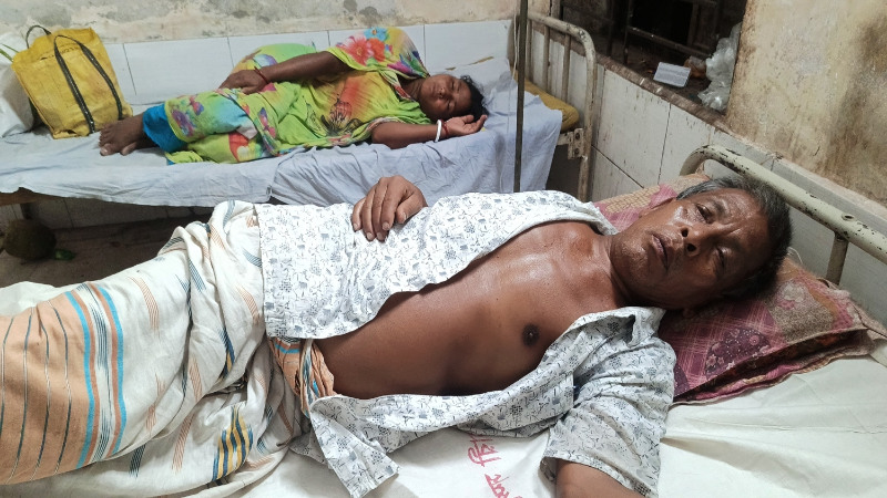 ডোমার কেতকীবাড়ীতে তুচ্ছ ঘটনাকে কেন্দ্র করে সুধীর ও রাধিকাকে পিটিয়ে আহত