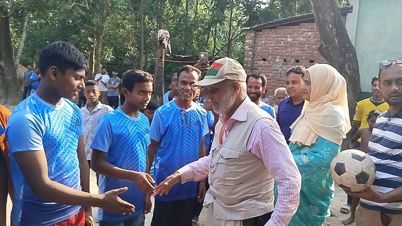 গাবতলীতে ফুটবল ফাইনাল টুর্নামেন্ট পুরস্কার বিতরণে সাবেক এমপি লালু