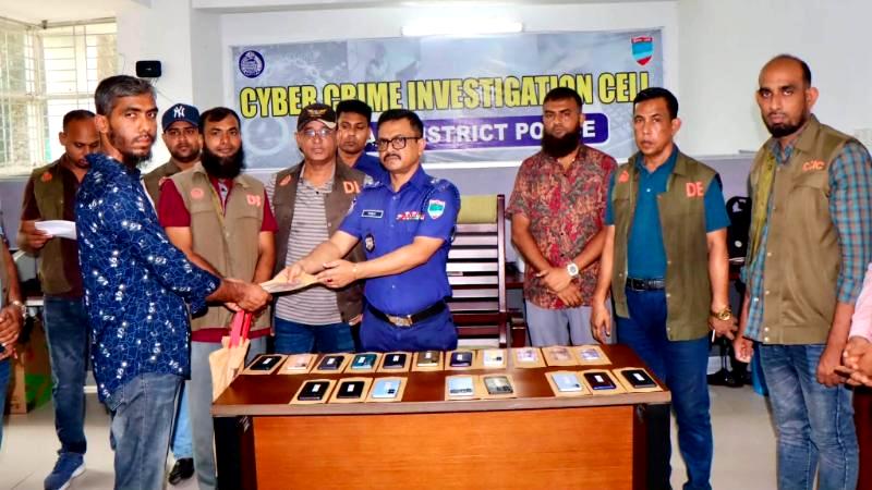 নড়াইলে মোবাইল ও নগদ টাকা উদ্ধার হস্তান্তর করেন এসপি আল মামুন শিকদার