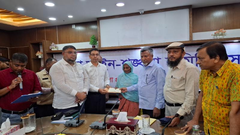 জয়পুরহাটে সড়ক দুর্ঘটনায় ক্ষতিগ্রস্তদের মাঝে ৭৭ লাখ টাকার সরকারি চেক বিতরণ
