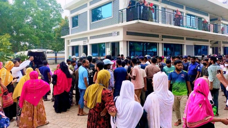কালিয়াকৈরে লোডশেডিং-বাড়তি বিলের প্রতিবাদে বিদ্যুৎ অফিস ঘেরাও, বিক্ষোভ