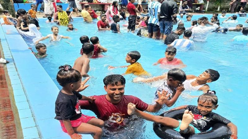 ভ্যাপসা গরমে হাঁস-ফাঁস, স্বস্তির খুঁজে সুইমিং পুলে মানুষের ভীড়