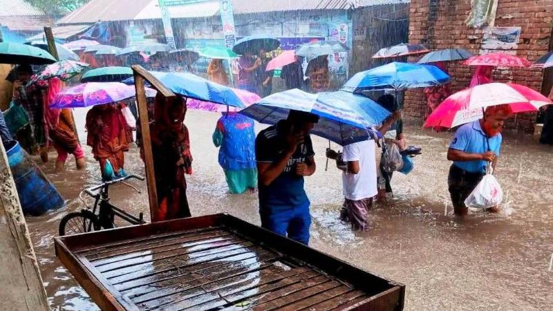 কালিয়াকৈরে মুষলধারে বৃষ্টিতে জলাবদ্ধতা নাকাল অবস্থা, চরম দুর্ভোগে পৌর বাসিন্দা