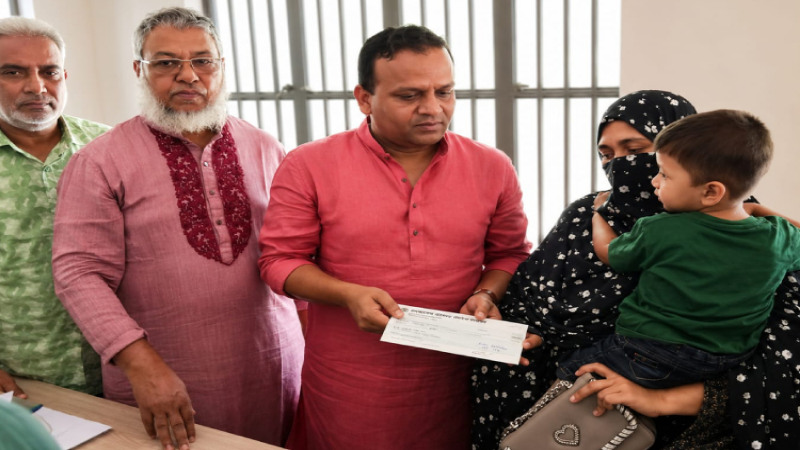 সদরঘাটে লঞ্চ দুর্ঘটনায় নিহতদের পরিবারকে আর্থিক সহায়তা প্রদান