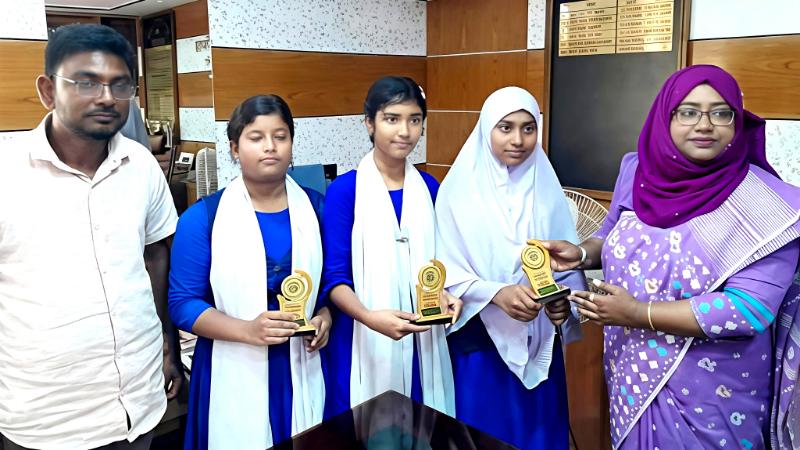 পত্নীতলায় দুর্নীতি বিরোধী বিতর্ক প্রতিযোগিতায় বিজয়ীদের মধ্যে পুরস্কার বিতরণ