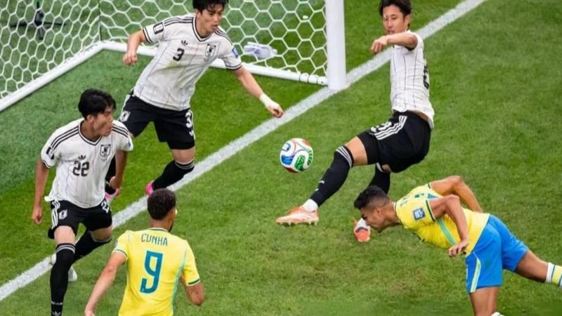 শেষ মুহূর্তের গোলে শেষ ষোলোতে ব্রাজিল
