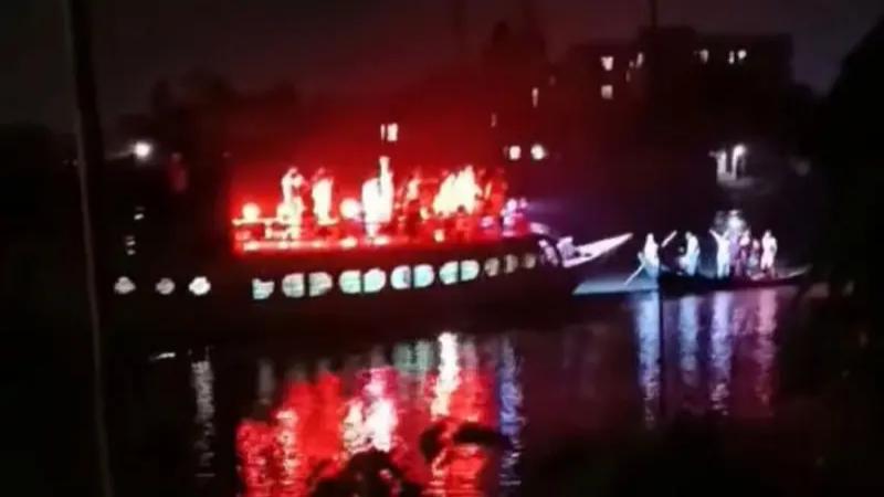 নদী পারাপার নৌকার ওপরে উঠলো পিকনিকের নৌকা, অল্পের জন্য রক্ষা