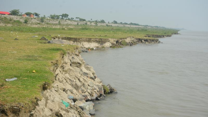 সিরাজগঞ্জে যমুনা নদীতে বাড়ছে পানি, অনেক স্থানে দেখা দিয়েছে ভাঙ্গন