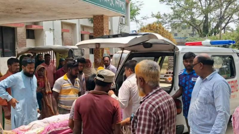 বিরামপুরে কোচ-সিএনজির মুখোমুখি সংঘর্ষে হাকিমপুরের সাংবাদিকের স্ত্রী নিতহ ও আহত ১
