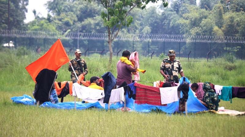 সীমান্তবর্তী শূন্যরেখায় ৩ দিন ধরে নারী-পুরুষ ও শিশুসহ ১০ জনের অবস্থান, বিএসএফ বলছে ফিরিয়ে নেবে না