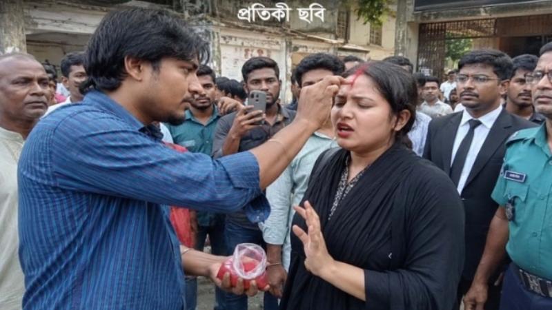 যশোরে প্রেমিকার কপালে প্রকাশ্যে সিঁদুর, আদালত চত্বরে তোলপাড়