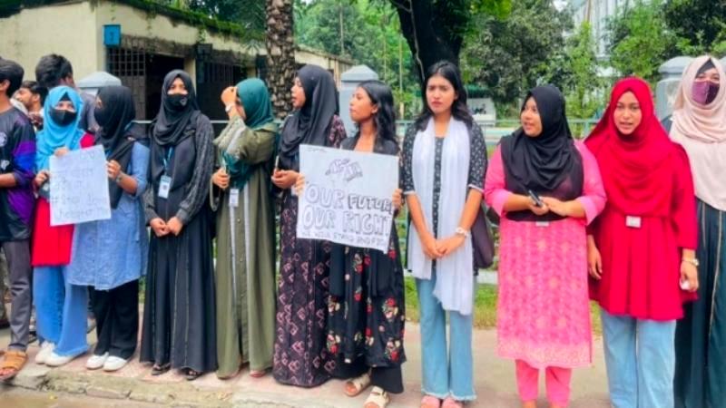 যশোর দেশব্যাপী দুর্যোগপূর্ণ অবস্থায় পরীক্ষা নেওয়ায় শিক্ষামন্ত্রীর পদত্যাগ দাবিতে পরীক্ষার্থীদের মানববন্ধন