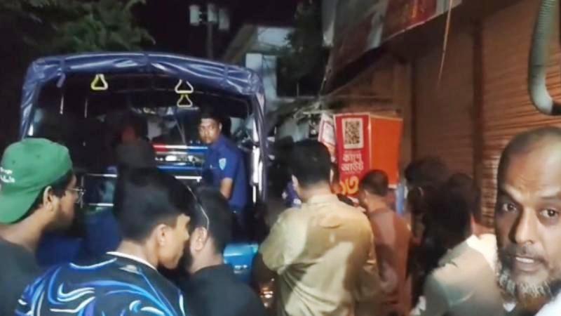 লোহাগড়ায় মাদক সেবনের সরঞ্জাম ও অসামাজিক কাজের অভিযোগে দুই নারীসহ আটক ৩, পলাতক ১
