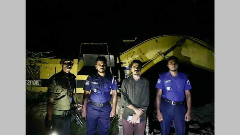 পুঠিয়ায় পুকুর খননের হিড়িক, গভীর রাতে অভিযান, ৪ এস্কেভেটর অকেজো