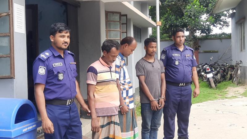 হিলি সীমান্তে ছোলা বুট ও সরিষা উদ্ধারের একদিন পর ট্রাক চালক ও হেলপার সহ ৪ জনকে আটক