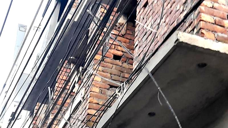 লবনচরা মোক্তার হোসেন রোড সংলগ্ন নির্মাণাধীন ভবনের কাজ করতে গিয়ে শ্রমিক গুরুতর আহত