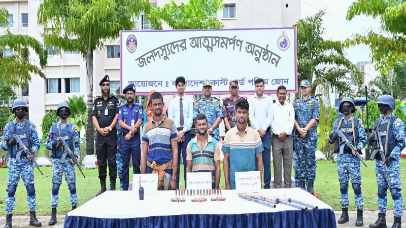 সুন্দরবনের বনদস্যু বড় জাহাঙ্গীর বাহিনীর তিন ডাকাত সদস্যর আত্মসমর্পন ও ১ জেলে উদ্ধার