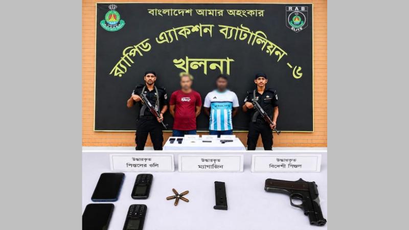 খুলনা লবণচরা এলাকায় অভিযান চালিয়ে বিদেশি পিস্তল ও গুলিসহ দুই সন্ত্রাসীকে গ্রেফতার
