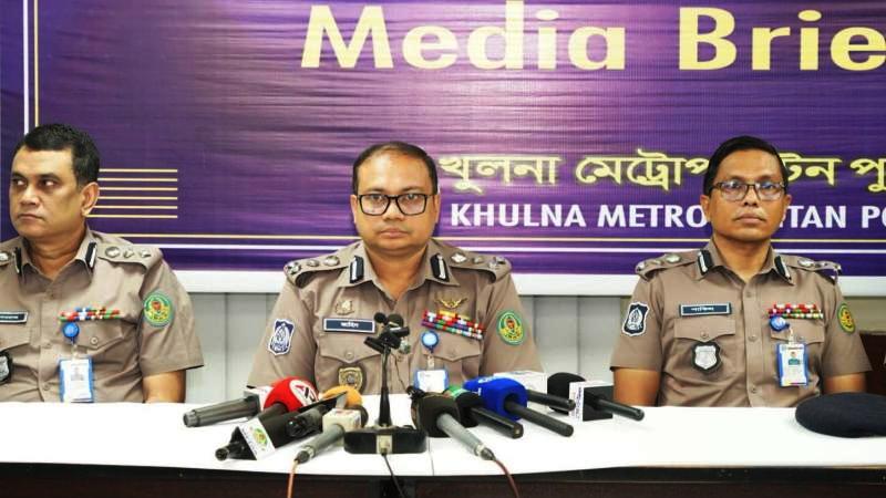 বস্তাবন্দি অজ্ঞাতনামা কিশোরীর মরদেহ উদ্ধার সংক্রান্ত মামলার প্রেস ব্রিফিং করেন কেএমপি কমিশনার