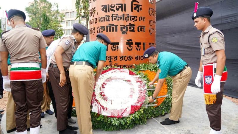 খুলনা নগরীর শিববাড়ি মোড়ে শহীদ স্মৃতিস্তম্ভে শ্রদ্ধায় অবনত মাথা, কৃতজ্ঞতায় ভরা হৃদয়