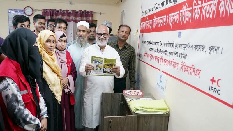 খুলনার খালিশপুরে বাংলাদেশ রেড ক্রিসেন্ট সোসাইটির শীর্ষক প্রকল্পের কার্যক্রম উদ্বোধন করেন