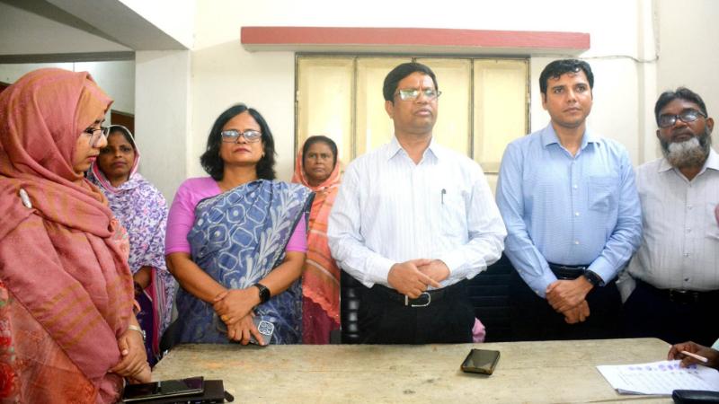 খুলনায় অতিবৃষ্টিতে ক্ষতিগ্রস্ত, দুস্থ ও অসহায় পরিবারের মাঝে খাদ্যসামগ্রী বিতরণ করেন
