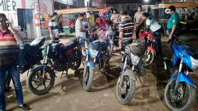 খুলনা নগরীর লবণচরা থানা পুলিশের বিশেষ অভিযানে ০৮টি মোটরসাইকেল উদ্ধার