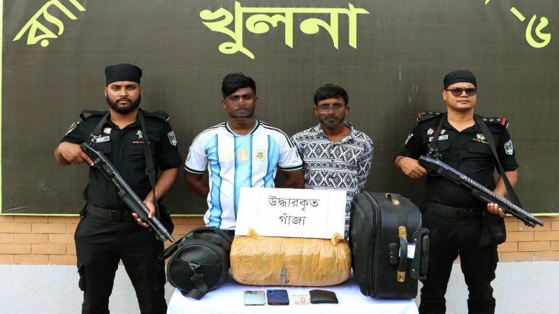 খুলনার রূপসায় অভিযান চালিয়ে ১০ কেজি গাঁজাসহ দুই মাদক ব্যবসায়ীকে গ্রেফতার