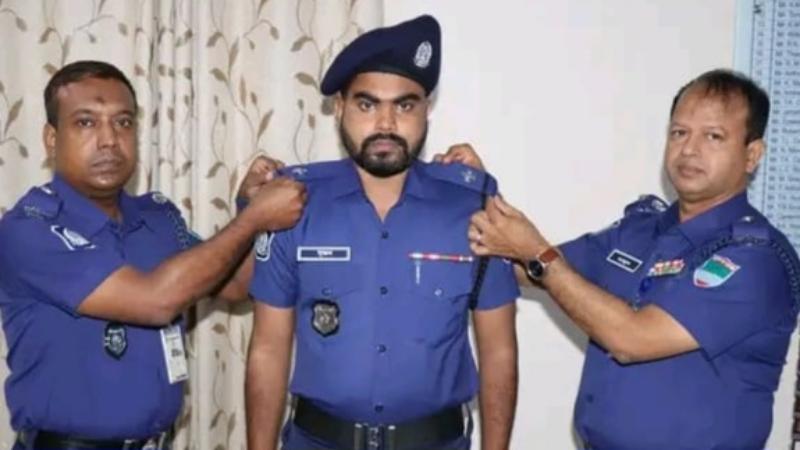 খুলনায় কনস্টেবল থেকে এএসআই পদে পদোন্নতি পাওয়া পুলিশ সদস্যকে র‍্যাংক ব্যাজ পরালেন