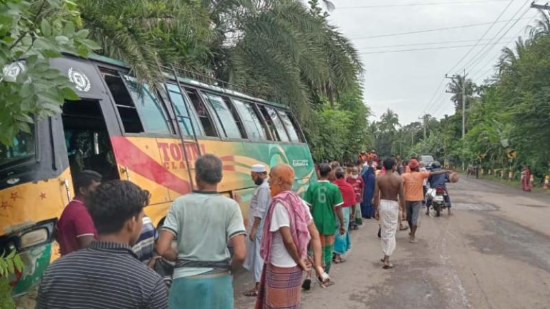 খুলনার ডুমুরিয়ায় নিয়ন্ত্রণ হারিয়ে খাদে যাত্রীবাহী বাস, পথচারী নারী গুরুতর আহত