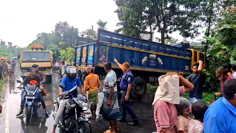 জয়পুরহাটে ট্রাক-অটোরিকশা মুখোমুখি সংঘর্ষে নিহত ২, আহত ৫