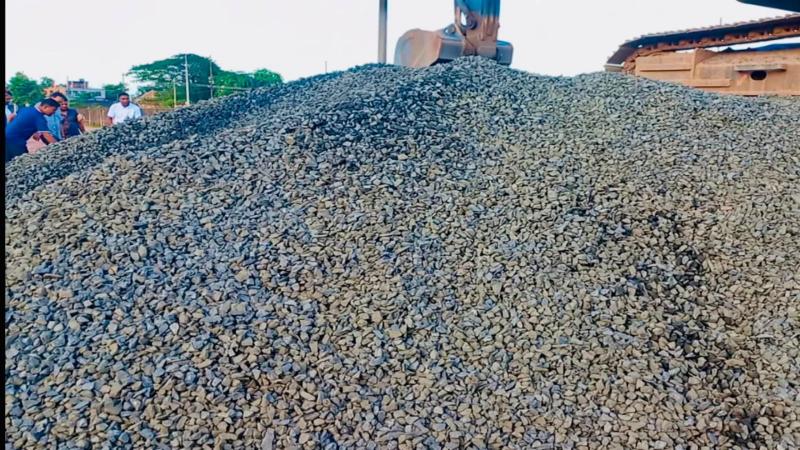 হিলি স্থলবন্দর দিয়ে আবারও ভারত থেকে পাথর আমদানি শুরু