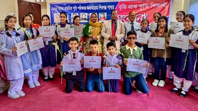 স্কলার্সহোম শিবগঞ্জ শাখায় কৃতি শিক্ষার্থীদের সংবর্ধনা