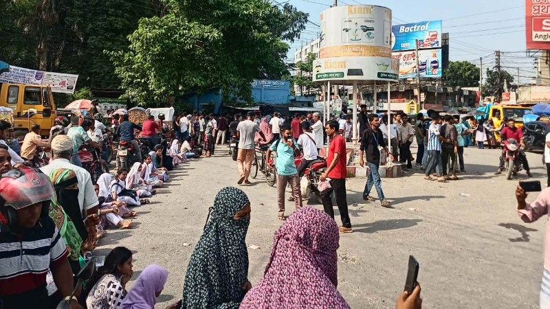 শিক্ষামন্ত্রীর পদত্যাগের দাবিতে কুষ্টিয়ায় শিক্ষার্থীদের সড়ক অবরোধ করে বিক্ষোভ