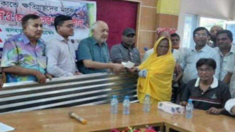 কুষ্টিয়ায় অগ্নিকাণ্ডে ক্ষতিগ্রস্ত ৩৬ পরিবার পেল নগদ অর্থ ও ঢেউটিন