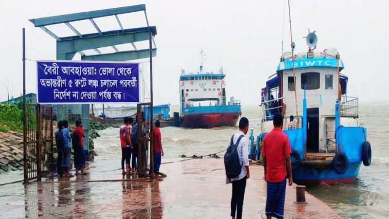 ভোলার ৬ নৌরুটে লঞ্চ চলাচল বন্ধ, তজুমদ্দিনে নদীর পানি বিপৎসীমার ৭২ সেন্টিমিটার উপরে